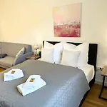Appartement Bella - Business&family Ap 7, 100m Vom Konzerteingang Schloss, Parkplatz, Smarttv, Netflix, Waschmaschine, 24h Checkin, 31qm *