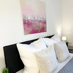 Bella - Business&family Ap 7, 100m Vom Konzerteingang Schloss, Parkplatz, Smarttv, Netflix, Waschmaschine, 24h Checkin, 31qm Appartement Ludwigsburg