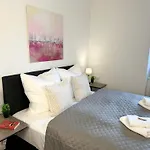 Bella - Business&family Ap 7, 100m Vom Konzerteingang Schloss, Parkplatz, Smarttv, Netflix, Waschmaschine, 24h Checkin, 31qm דירה *