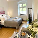 Bella - Business&family Ap 7, 100m Vom Konzerteingang Schloss, Parkplatz, Smarttv, Netflix, Waschmaschine, 24h Checkin, 31qm דירה