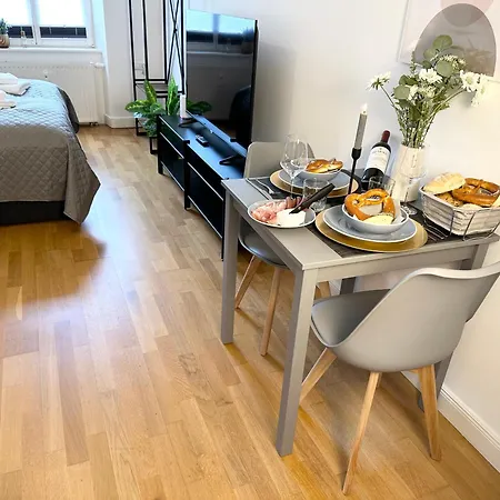 Bella - Business&family Ap 7, 100m Vom Konzerteingang Schloss, Parkplatz, Smarttv, Netflix, Waschmaschine, 24h Checkin, 31qm Ludwigsburg