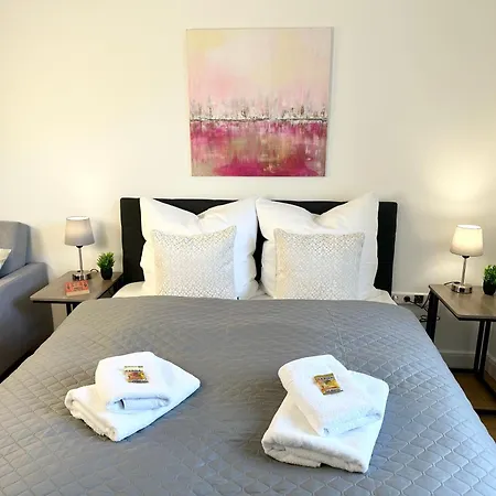 Bella - Business&family Ap 7, 100m Vom Konzerteingang Schloss, Parkplatz, Smarttv, Netflix, Waschmaschine, 24h Checkin, 31qm Ludwigsburg