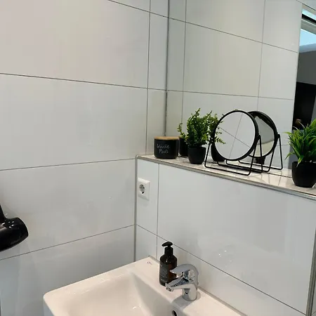 Bella - Business&family Ap 7, 100m Vom Konzerteingang Schloss, Parkplatz, Smarttv, Netflix, Waschmaschine, 24h Checkin, 31qm Ludwigsburg