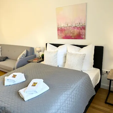 Apartamento Bella - Business&family Ap 7, 100m Vom Konzerteingang Schloss, Parkplatz, Smarttv, Netflix, Waschmaschine, 24h Checkin, 31qm *