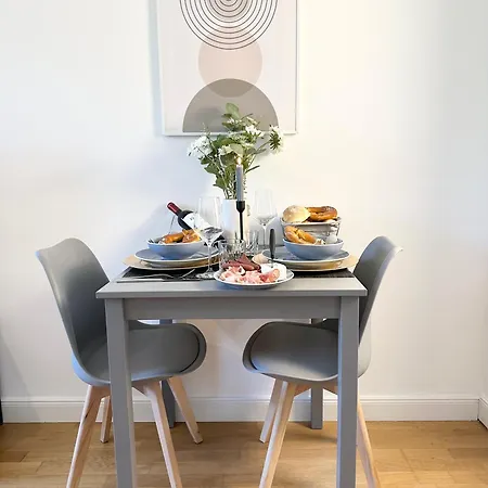 Bella - Business&family Ap 7, 100m Vom Konzerteingang Schloss, Parkplatz, Smarttv, Netflix, Waschmaschine, 24h Checkin, 31qm Ludwigsburg