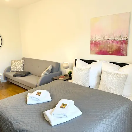 Bella - Business&family Ap 7, 100m Vom Konzerteingang Schloss, Parkplatz, Smarttv, Netflix, Waschmaschine, 24h Checkin, 31qm Ludwigsburg